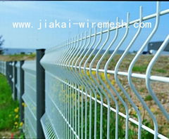 Triangular bending wire mesh fence