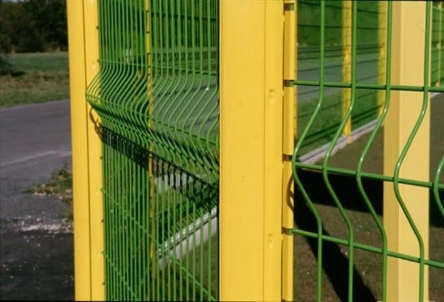 trangle bend wire mesh fence 3