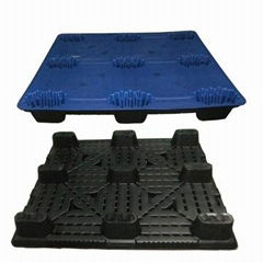 Nestable plastic pallets