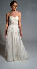 Strapless simple wedding dress features