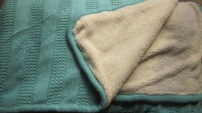 FLEECE KNIT THROW 2