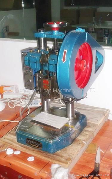 N95 MASKS BREATHING VALVE PUNCHING MACHINE