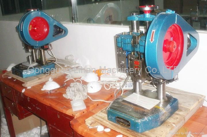 N95 MASKS BREATHING VALVE PUNCHING MACHINE 2