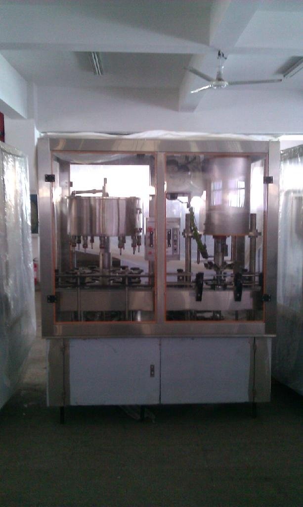 Automatic PET bottle filling and capping machine