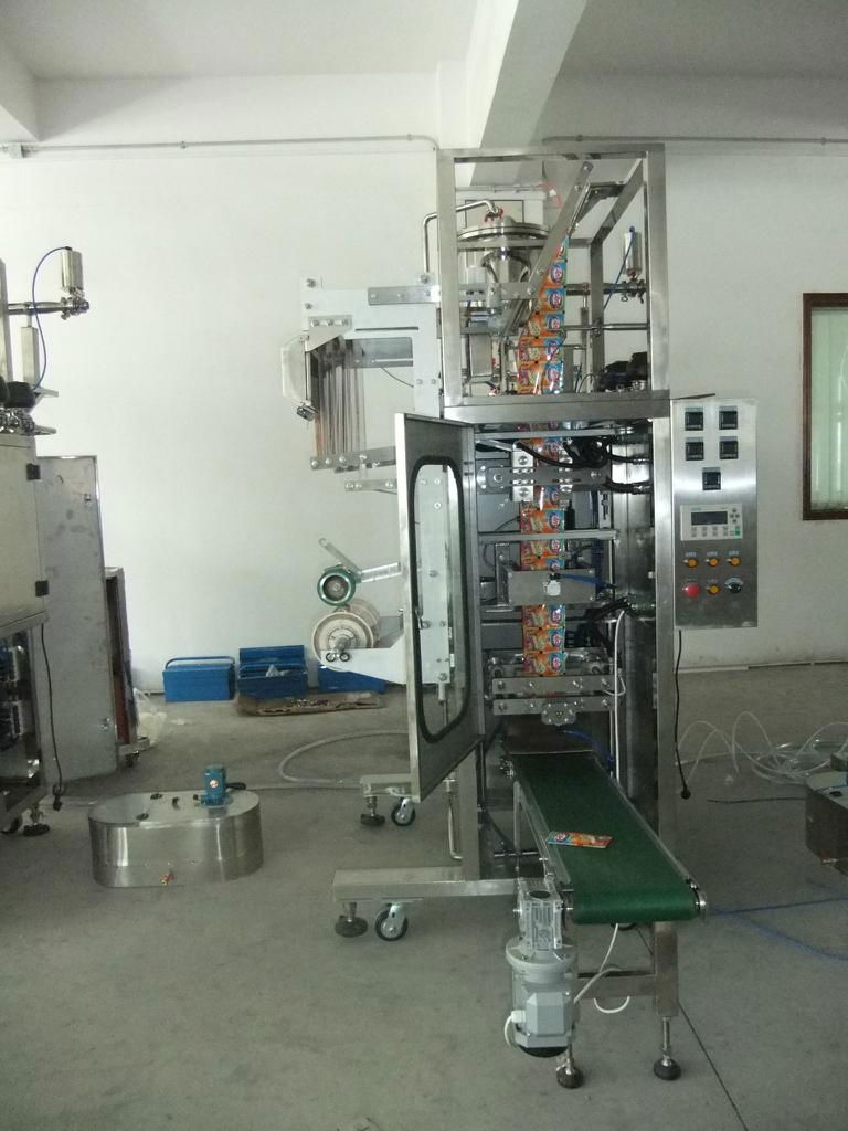 stand up bag liquid packing machine 3