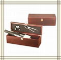 Beautiful wooden wine box with one bottle 3