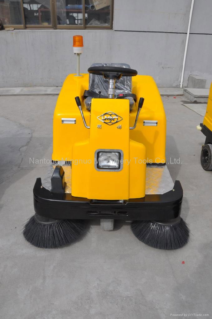  MN-C200 Ride-on Sweeper 3