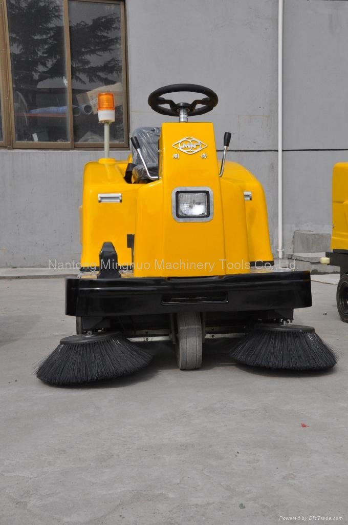  MN-C200 Ride-on Sweeper 4