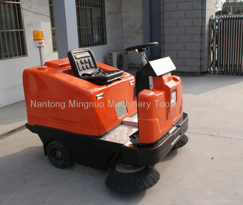 MN-C350 ride-on sweeper 2