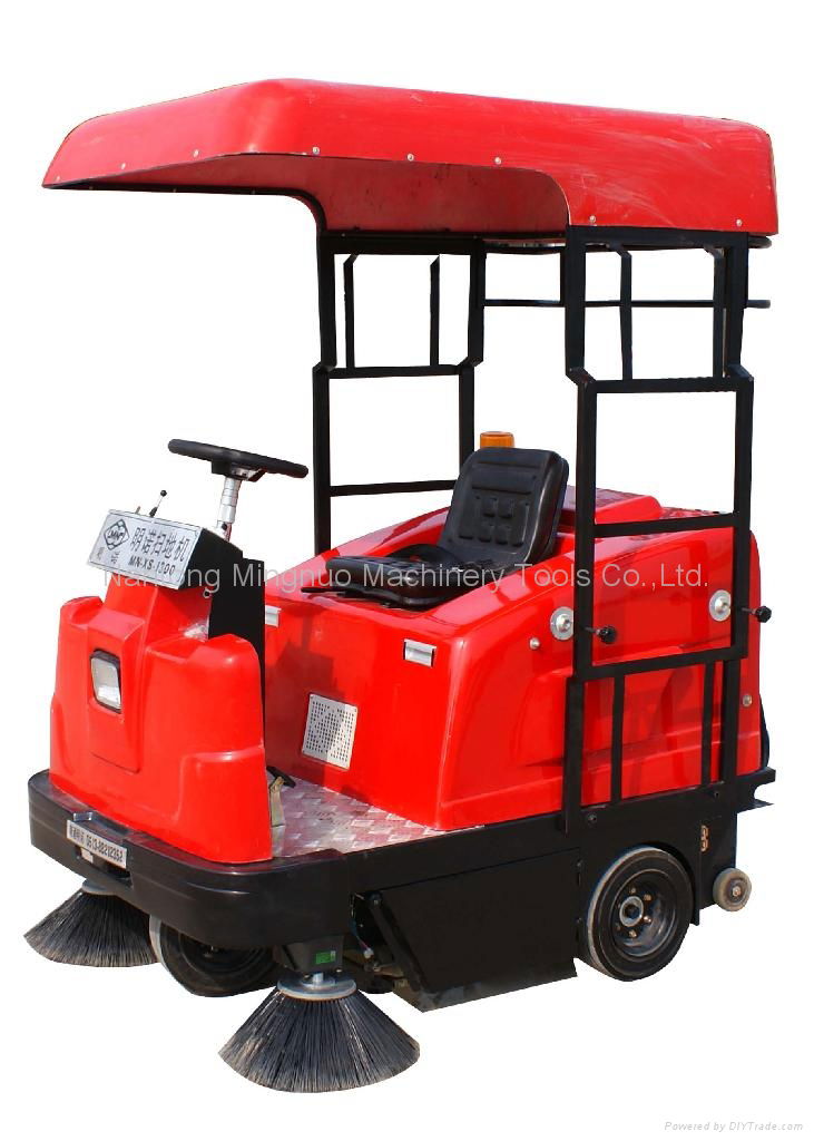 MN-C350 ride-on sweeper 4