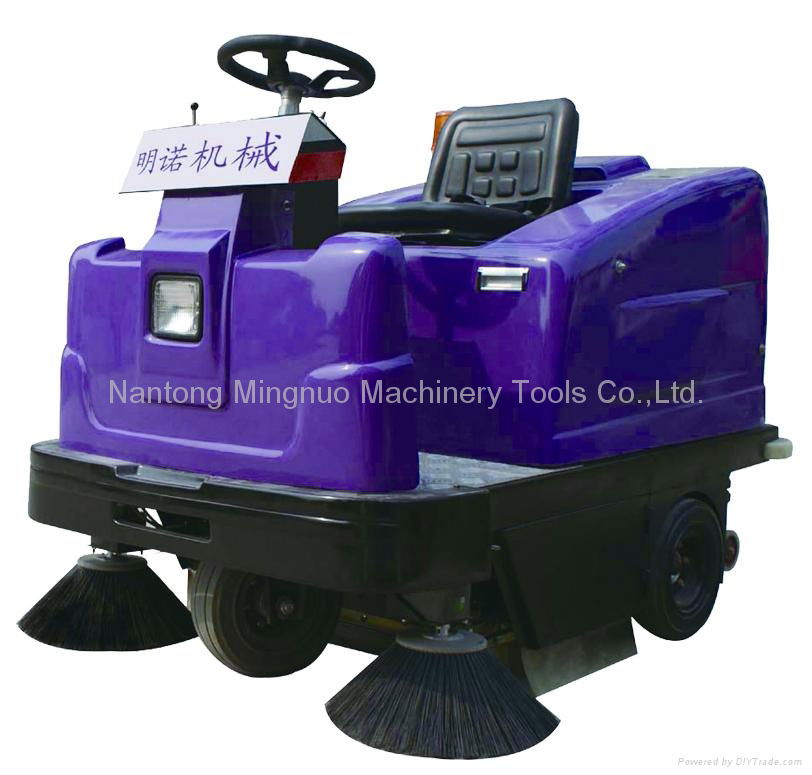 MN-C350 ride-on sweeper 3