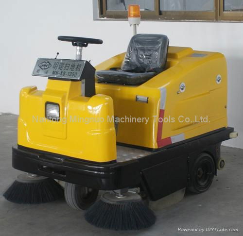 MN-C350 ride-on sweeper 5