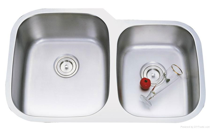 Stainless steel kitchen sink with cUPC
