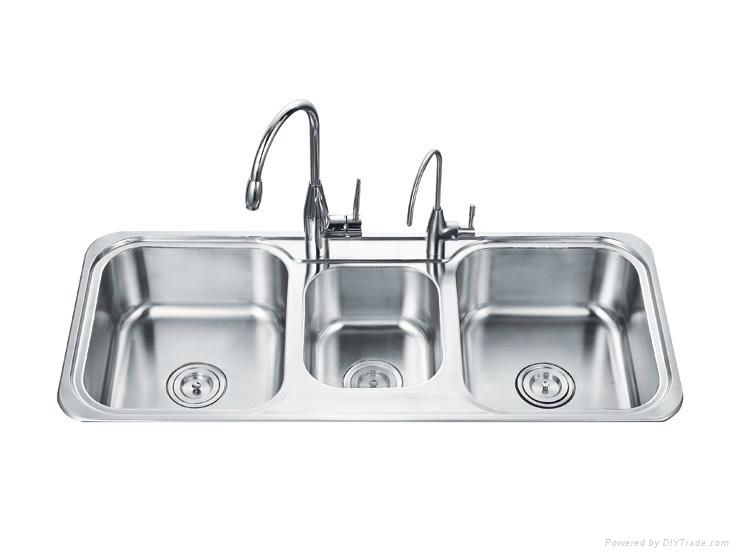 Triple basin kitchen sink