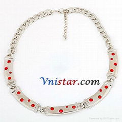 Rhodium plated fashion necklace VN012-2 with lobster clasp and red stones