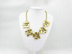 fashion necklace gold plated with flower pattern