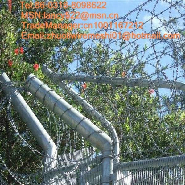 Anping factory supply galvanized barbed wire fence