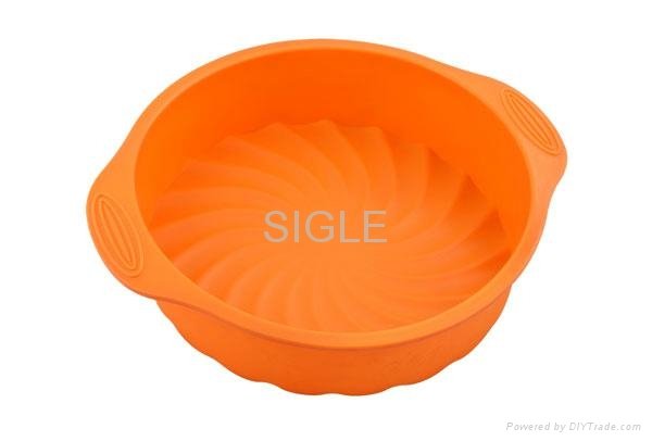 SILICONE ROUND CAKE PAN WITH HANDLE