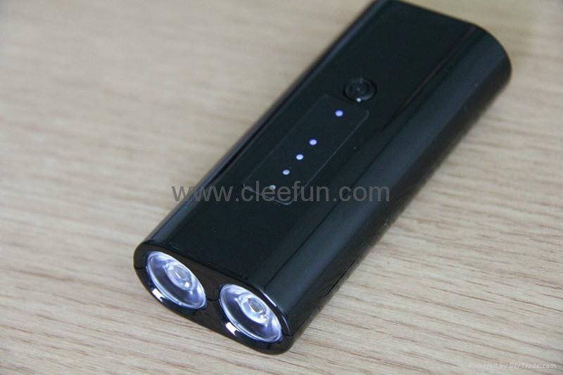 Hot selling universal portable phone charger with emergency flashlight 3