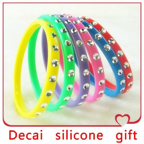 2013 High quanlity stylish cheap silicone wristbands