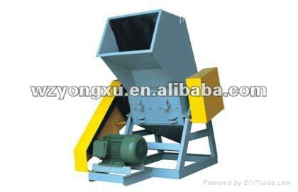 Plastic crushing machine