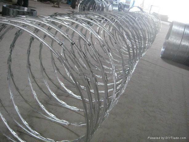 Single loop razor barbed wire 3