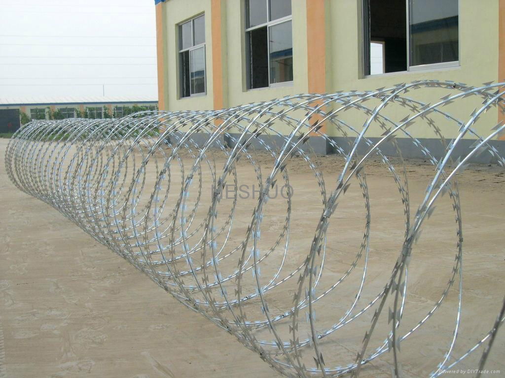 Pyramid razor wire fence 3