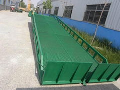 Mobile hydraulic yard ramp