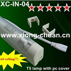 T5 fluorescent light fixture with PC cover