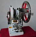 Small tableting machine