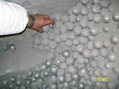 Grinding media ball of low abrasion