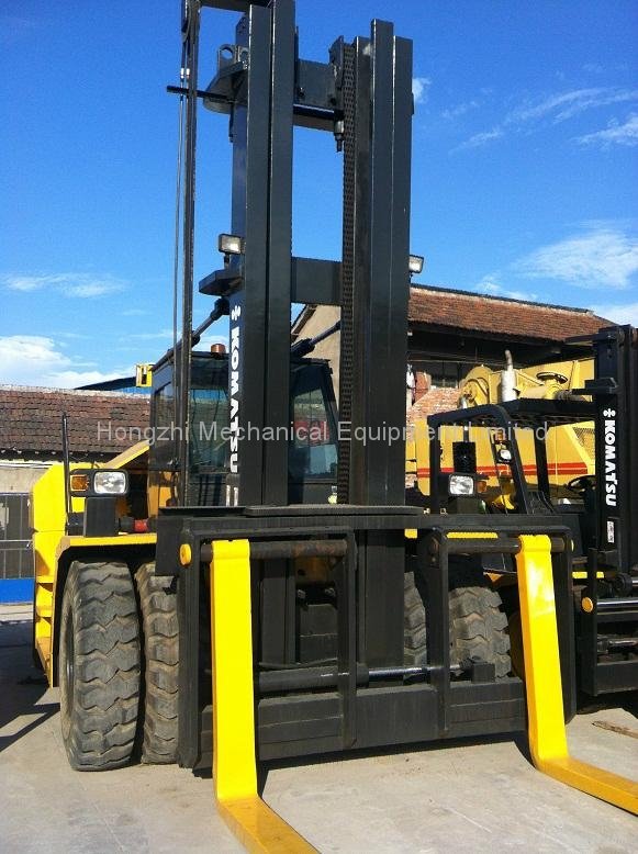  used forklift Komatsu 30tons  in good working condition  2