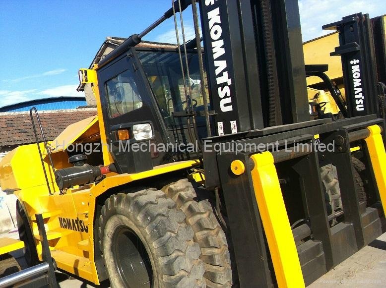 used forklift Komatsu 30tons  in good working condition  3