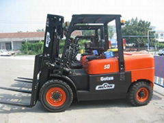 5 Tons Diesel Forklift , Dual Front Tyres