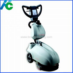 Battery floor scrubber