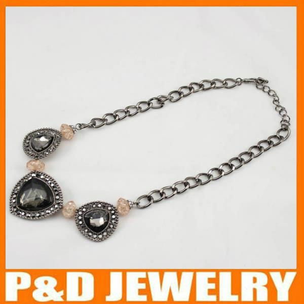 2013 new design ladies accessories glass necklace 2