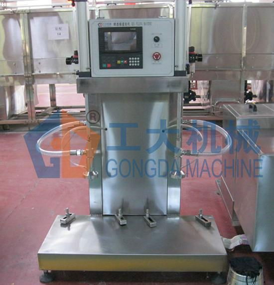 Keg  filling machine with double heads