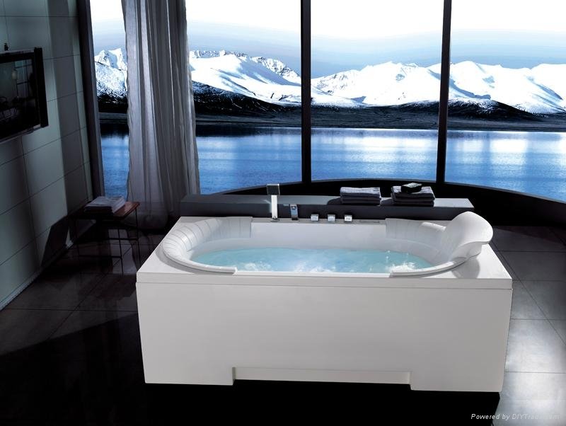 New-designed massage bathtub
