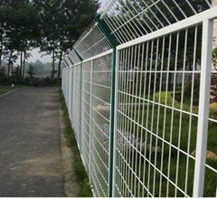 Wire mesh fence