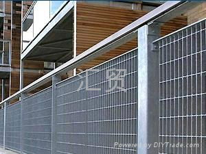 Fencing grating