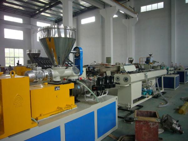 Pipe extrusion machine