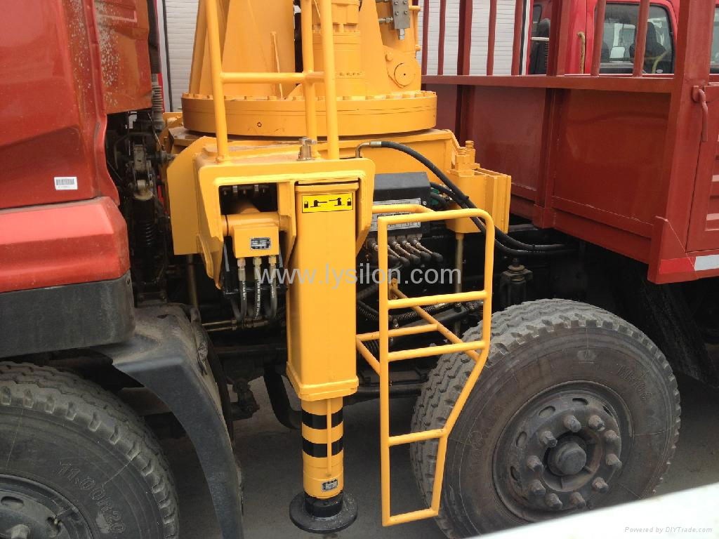 truck-mounted crane  3