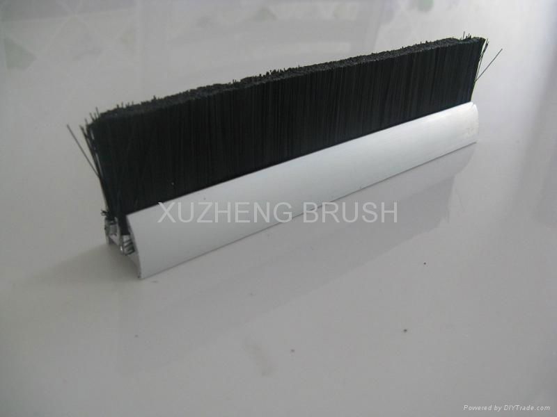 Escalator anti-retardant strip brush 