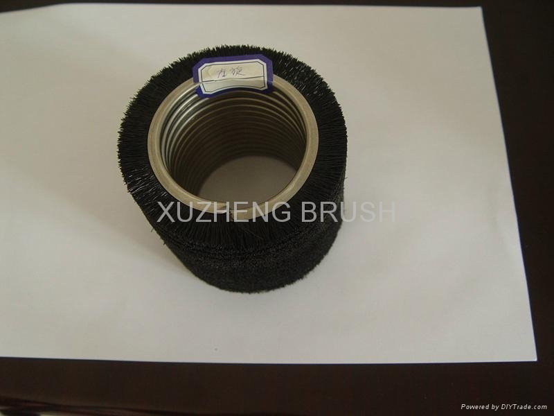 Coiled cylinder brush with short stiff filaments