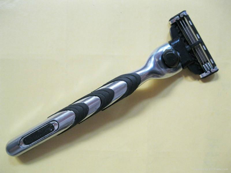 Triple blades razor