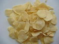 Dehydrated garlic flakes