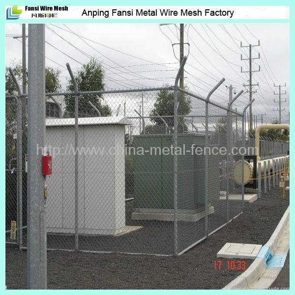 Chain wire fencing with barbed wire 5