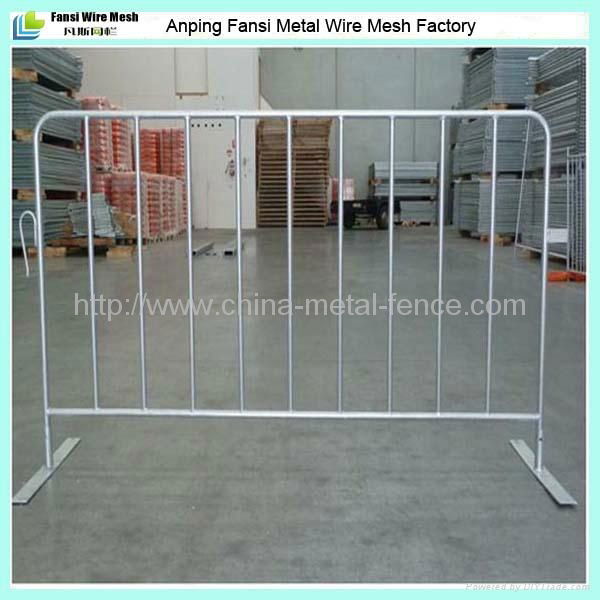 Durable and mobile crowd control barriers
