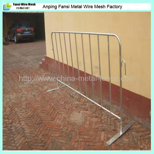 Durable and mobile crowd control barriers 2