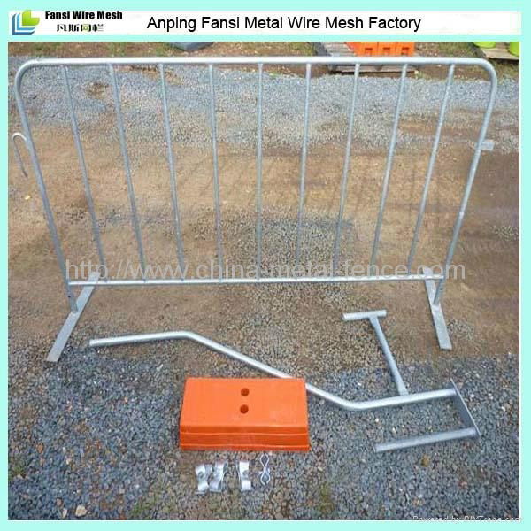 Durable and mobile crowd control barriers 5